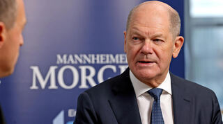 Bundeskanzler Olaf Scholz (rechts) im Gespräch mit MM-Chefredakteur Karsten Kammholz.