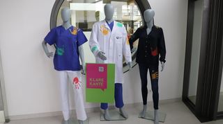 Entsprechend gestaltete Schaufensterpuppen sind Teil der Kampagne „Klara Kante gegen sexualisierte Belästigung“.