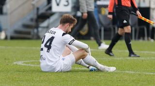 Waldhof-Frust im Ludwigspark: Verteidiger Lukas Klünter sitzt nach dem Abpfiff enttäuscht auf dem Rasen.