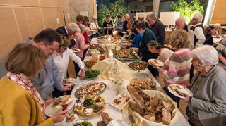 Im Vorfeld des Vortrages steht die kulinarische Stärkung am festlichen Buffet.