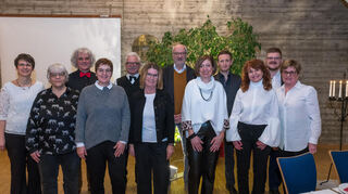 Das Team für " Bibel mit Biss" 2025: Annette Conrad (v.l.), Tatyana Kontorovich (Pianistin), Otmar Wiedenmann-Montgomery (Pianist), Veronika Simon-Bofinger, Walter Gärtner, Birgit Coen, Dr. Steffen Bauer (Referent), Elke Wieder, Pfarrer Dr. Simon Layer, Martina Assmann, Pfarrer Tobias Habicht und Maria Gärtner.