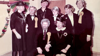 Der Auftritt der Gründungsmitglieder bei der TG Fastnacht im Jahr 1984: (v.l.) Werner Becker, Alfred Kissel, Konrad Schmitzer, Dieter Götz, Klaus Held, Dieter Marsch sowie Burkhard Kissel und Uwe Gölz (vorne).