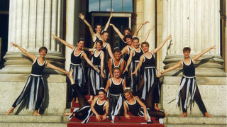 Das Ballett der TG Biblis im Jahr 1989 auf dem 9. Hessischen Landesturnfest in Wiesbaden, mittig die Trainerin Hildegard Schwall.