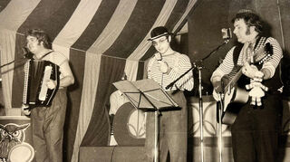 Die Bänkelsänger im 1972 auf der Bühne (v.l.): Wolfgang Marsch, Martin Reis und Rainer Vormehr.