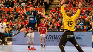Tim Nothdurft (links) hatte mit seinem Treffer zum 30:30 das letzte Wort beim Auftritt der Rhein-Neckar Löwen in Hamburg.