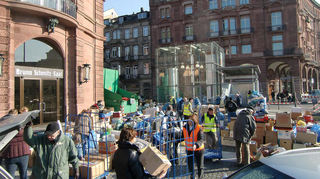 Stets herrscht viel Andrang bei der Spendenabgabe auf dem Rosengartenplatz.