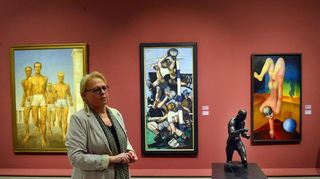 Kuratorin der Mannheimer Kunsthalle Dr. Inge Herold vor Gemälden der Ausstellung zur Neuen Sachlichkeit.
