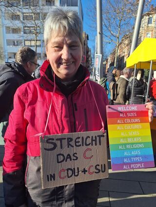 Bettina Carvalho und ihre Freunde Elvira und Jürgen zeigen die Plakate, die sie selbst gestaltet hat.