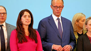 Friedrich Merz beim Gruppenfoto zum Abschluss eines Besuches in der Feudenheimer Kulturhalle. Links neben ihm steht die Mannheimer Bundestagsabgeordnete Melis Sekmen.