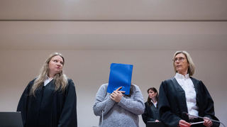 Die Angeklagte mit ihren Anwältinnen Lena Bretz (l.) und Andrea Yvonne Combe beim Auftakt eines Prozesses im Landgericht Heidelberg.