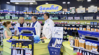 Der CDU-Bundestagsabgeordnete Alexander Föhr (3.v.l.) absolviert im Juli 2023 ein "Praktikum" bei der Stern-Apotheke in der Bergheimer Straße, wo er mit Silke Laubscher, Vizepräsidentin der Landesapothekerkammer Baden-Württemberg, Inhaberin Karin Pekkip und Apotheker Hossam Bishara (v.l.) über die Schwierigkeiten in der Branche spricht.
