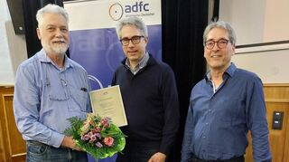 Gerd Hüttmann, Matthias Zimmermann und Robert Hofmann bei der Verleihung der Urkunde im Trafohaus.