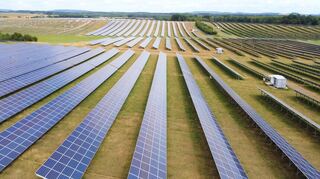 Das Unternehmen Goldbeck Solar will in Hirschberg eine zwölf Hektar große Agri-PV-Anlage errichten. Das Bild zeigt eine vergleichbare Anlage.