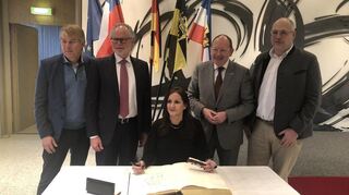Eintrag ins Goldene Buch der Stadt Mannheim: Jürgen Kütemeyer (v.l.), Helmut Augustin, Magdalena Atria, Christian Specht und Folker Zöller.