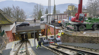Das Fahrwerk der neuen unteren Bahnen, die mittlerweile 20 Jahre alt sind, wurde in der Schweiz inspiziert und überholt. Mit LKW und Kran ging jetzt der Rücktransport auf die Schienen am Berg oberhalb der Haltestelle Schloss über die Bühne.