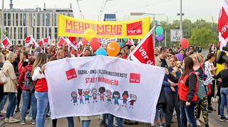 Ganztägig bestreikt wurden die städtischen Krippen und Kitas auch am 4. Mai 2022. Die Gewerkschaft Verdi rief damals zur Kundgebung am Neckar und auf der Kurpfalzbrücke auf.