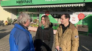 Im Dialog mit den Bürgern: Grünen-Bundestagskandidatin Nina Wellenreuther beim Wahlkampf in Wallstadt.
