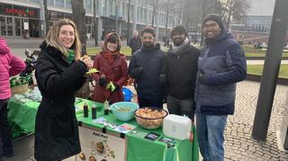 Liebe geht durch den Magen: Diese ehemaligen Mitstudierenden unterstützen die Grünen-Bundestagskandidatin Nina Wellenreuther, indem sie am Paradeplatz Pani Puri verteilen.