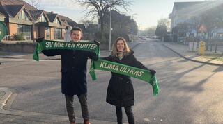 Die Grünen-Bundestagskandidatin Nina Wellenreuther beim Wahlkampf auf der Rheinau mit dem Schal der Grünen Jugend und Nick Dreyzehner vom Vorstand der Jugendorganisation.