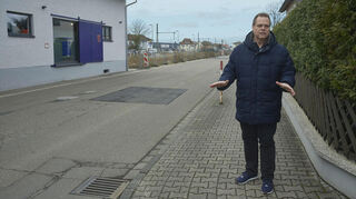 Schlaglöcher in der Straße, im Hintergrund eine Industriebrache. Hier gibt es jede Menge zu tun, findet der SPD-Bürgermeisterkandidat Boris Wenz.
