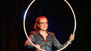 Zwischen skurrilen Momenten und persönlichen Anekdoten: Helene Bockhorst in der Klapsmühl‘.
