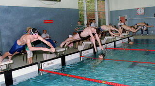 Ein Schwimmwettbewerb im Heddesheimer Hallenbad im Jahr 2000.