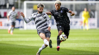 Das Hinspiel vor eigenem Publikum hat der SV Sandhausen - hier mit Marco Schikora gegen Samuel Abifade - mit 2:1 gegen den SV Waldhof Mannheim gewonnen. Im März kommt es an einem Mittwochabend zum Rückspiel im Carl-Benz-Stadion.