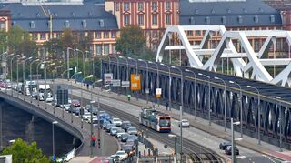 Eine schnelle und umfassende Sanierung der beiden Brücken zwischen Mannheim und Ludwigshafen wünschen sich Einzelhändler aus Mannheim.