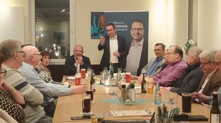 Bürgermeisterkandidat Michael Heidrich (CDU, stehend) empfing Innenminister Roman Poseck (CDU, links daneben) zum Infoabend in Bürstadt.