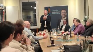 Innenminister Roman Poseck (CDU) beim Infoabend in Bürstadt.