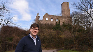 Tim Nusser (FDP) unterhalb der Strahlenburg in Schriesheim.