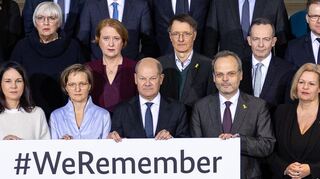 27. Januar: Mit den anderen Mitgliedern der Bundesregierung gedenkt Franziska Brantner (vorn 2. v. l.) der Befreiung des Konzentrationslagers Auschwitz.