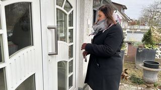 Haustürwahlkampf im Winter: Hier geht es weniger um Inhalte, sondern mehr darum, Menschen auf die Bundestagswahl aufmerksam zu machen.