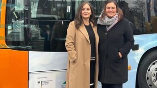 Besuch im Daimler-Werk: Isabel Cademartori (r.) wirbt bei der chilensischen Botschafterin für E-Busse aus Mannheim.