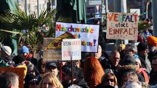Ähnliche Bilder auch zuletzt bei der "Wir sind die Brandmauer"-Demo auf dem Alten Messplatz in Mannheim.