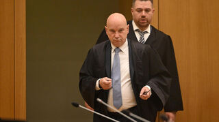 Axel Küster (l) und Mehmet Okur, die Anwälte des Angeklagten Sulaiman A. kommen zum Auftakt des Staatsschutzverfahrens.