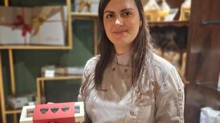 Angela Castronovo, Mitarbeiterin bei der Confiserie Freundt, zeigt die Valentinstagsleckereien