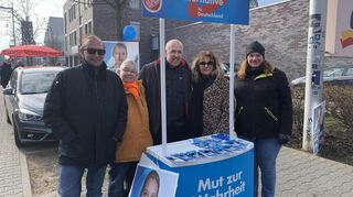 Am AfD-Stand in der Alten Frankfurter Straße (v.l.): Bernhard Pepperl, Karin Daub, Heinrich Koch, Andrea Pepperl und Anja Hillmann.