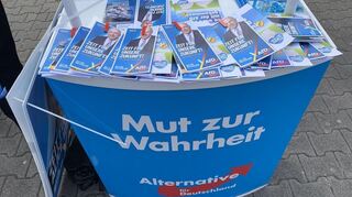 Flyer und Give-aways der AfD sind an diesem Tag auf dem Waldhof sehr gefragt.
