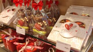 Bei der Confiserie Hussel gibt es eine große Auslage mit Süßigkeiten zum Valentinstag