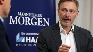 FDP-Spitzenkandidat Christian Lindner (r.) im Gespräch mit „MM“-Chefredakteur Karsten Kammholz.