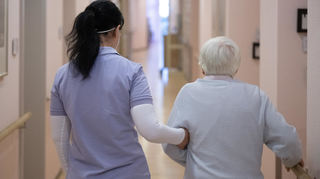 In vielen Bereichen ist Deutschland auf Arbeitskräfte aus dem Ausland angewiesen - zum Beispiel in der Pflege.