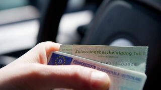 Wer keinen EU-Führerschein hat und als Busfahrer arbeiten möchte, stößt auf bürokratische Hürden.