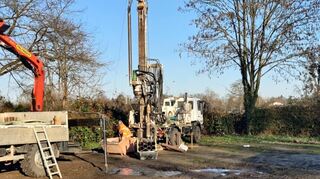 Solche Bohrgeräte sind aktuell am Mannheimer Rheindamm im Einsatz.