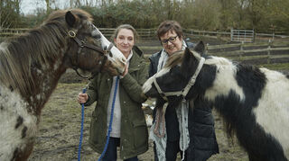 Ursula Egner-Illius (l.) und Uta Palm mit den Pferden Helmut und Merlin.