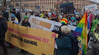 Mit bunten Plakaten und vielen Regenbogenfahnen wurde am Samstag unter dem Motto „Wähl Liebe“ in Mannheim für Vielfalt und gegen Rechtsextremismus demonstriert.