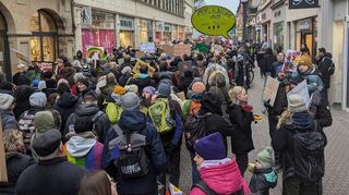 Unter dem Motto "gemeinsam gegen Rechts" zogen Demonstranten am Samstag durch die Heidelberger Innenstadt.