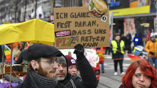 Kreative Plakate und bei der Demo für Vielfalt und gegen Rechts am Samstag in Mannheim.