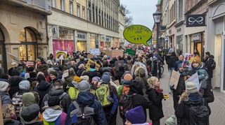 Unter dem Motto "gemeinsam gegen Rechts" zogen Demonstranten am Samstag durch die Heidelberger Innenstadt.
