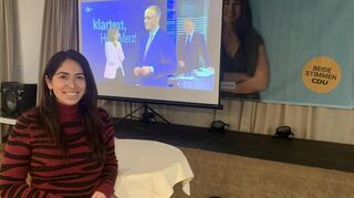 Erst klima- und energiepolitische Ausführungen, dann gemeinsames Fernsehschauen: CDU-Bundestagskandidatin Melis Sekmen beim Wahlkampf auf der Rheinau.